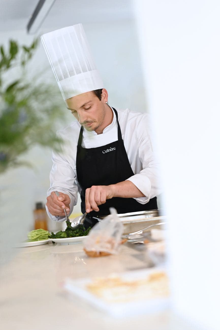 Équipe réunie autour d'un atelier culinaire